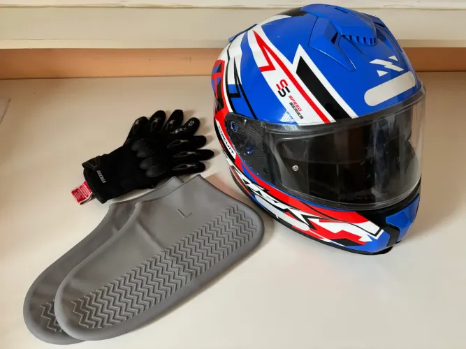 Capacete Norisk Strada + Luva X11 Blackout + Capas de Sapato Impermeáveis