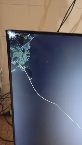 TV Philco 43" Smart LED Só tela quebrada / Liga normal Sem controle Peças