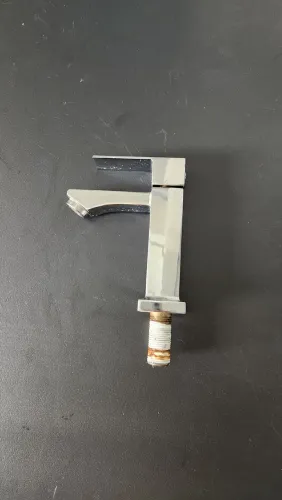 (Leia descrição) Torneira metálica cromada monocomando para reparo.
