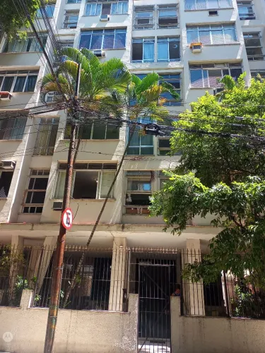 Alugo apartamento na Rua Silveira Martins, quarto e sala. Condomínio familiar.