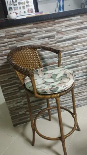 JOGO MESA BISTRÔ ALTA EM FIBRA SINTÉTICA VIME JUNCO C/ 02 BANCOS.