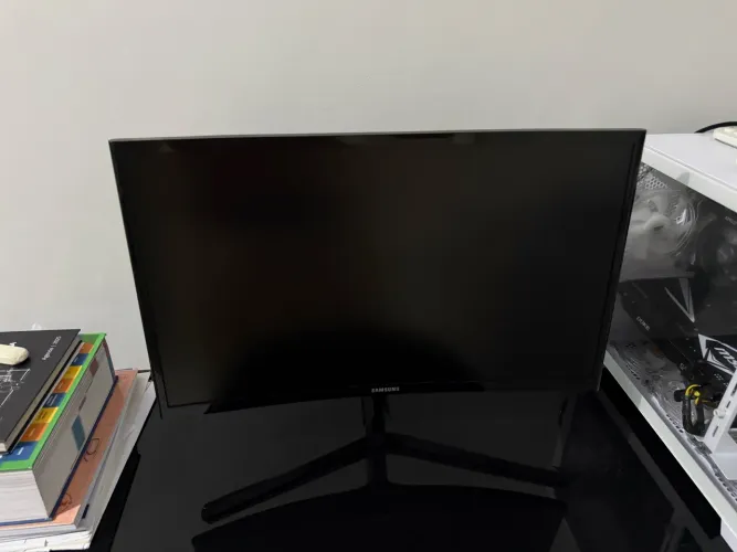 Monitor Curvo Samsung Odyssey 24" FHD 144Hz FreeSync