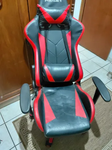 Cadeira gamer vermelha e preta