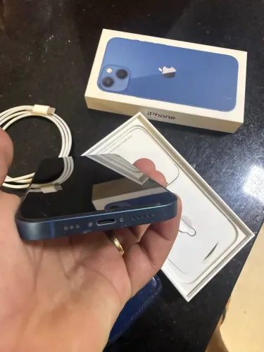 Vende iPhone 13 azul 128 GB, conservado