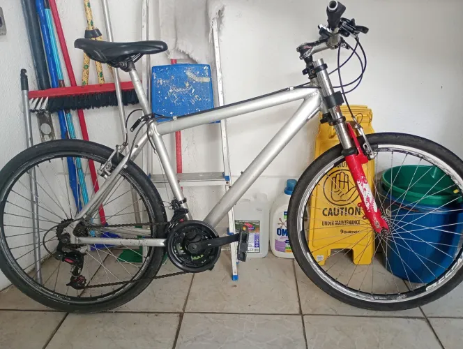 Vendo uma bicicleta aro 26 por r$ 500 toda de alumínio