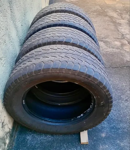 ? VENDO JOGO COM 4 PNEUS USADOS - ARO 18