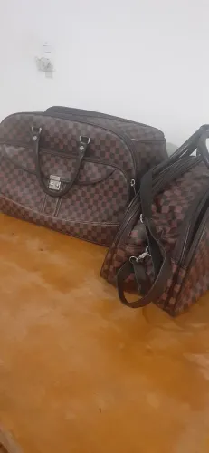 2 Malas com rodinhas 4 divisorias, semi- novas.