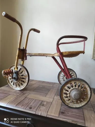 Velocípede antigo ,todo em ferro ,Leia :