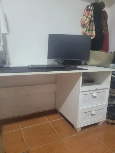 Mesa / escrivaninha branca da Tok Stok