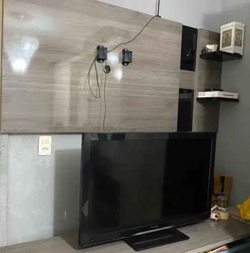 Vendo tv e suporte por 300,00 os dois juntos
