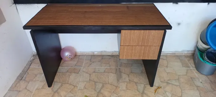 Mesa para escritório e uma Escrivania no preço e uma cadeira!!