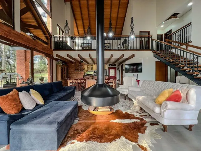 LUXUOSA RESIDÊNCIA NA TRILHA DOS CARROÇÕES CAMPO ALEGRE-SC 6 QUARTOS, 3 SUÍTES, 3 SALAS, 4