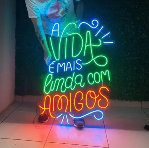 Luminária Neon Led A vida é mais linda com amigos 68x100cm