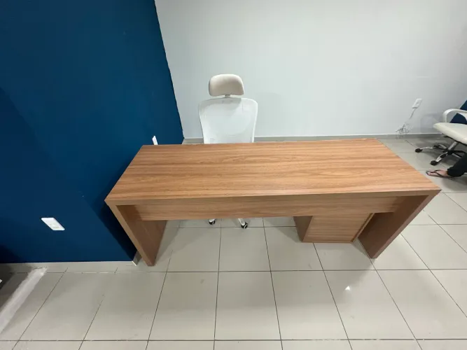 Conjunto Escritório Mesa 1,80m com Gaveteiro + Cadeira Bogotá