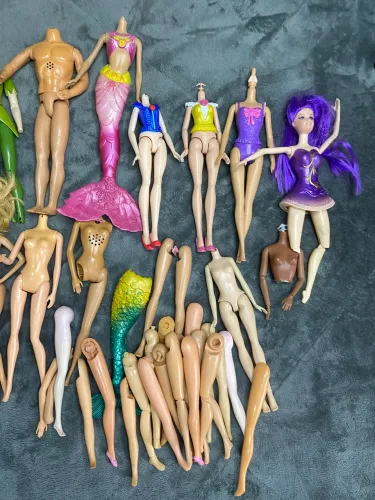 Boneca Barbie lotão de sucadas e partes para aproveitar peças 