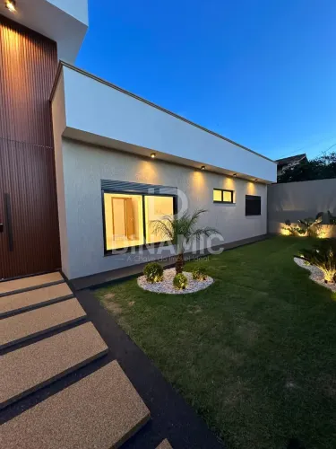 Venda - Casa 225m² com 4 suítes e piscina aquecida no Jardim Presidente - Goiânia.