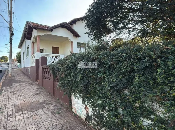 Casa com 4 Quarto(s) e 3 banheiro(s) para Alugar, 10 m² por R$ 1490 / Mês