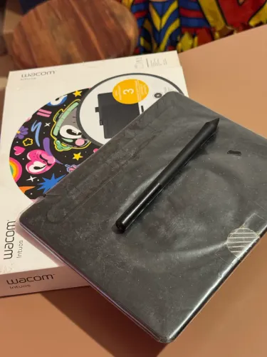 Mesa Digitalizadora Wacom Intuos CTL-4100 Bluetooth com Caneta