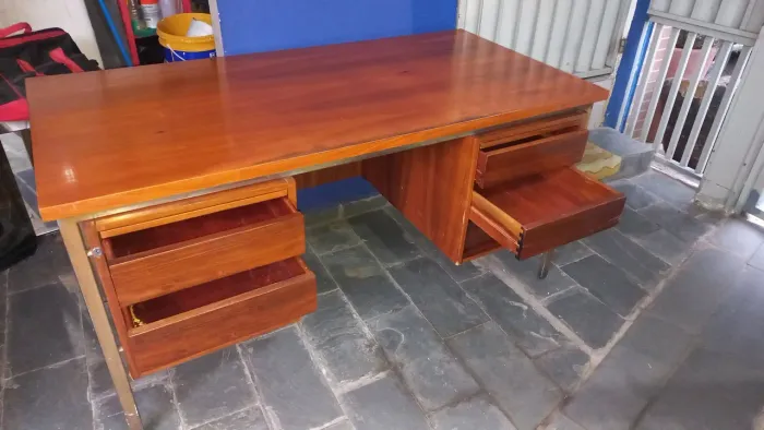 Mesa madeira e pé de aço 