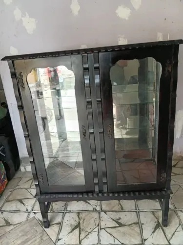Vendo cristaleira de madeira antiga 
