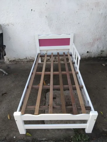 Cama de solteiro madeira pura como proteção 