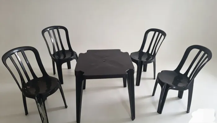 Mesa plástico com 4 cadeiras