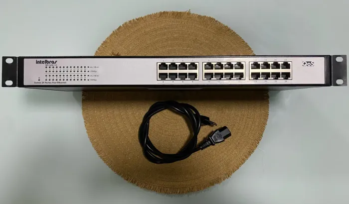 Switch Intelbras 24 Portas Fast Ethernet QoS SF 2400 QR 100-240v Completo