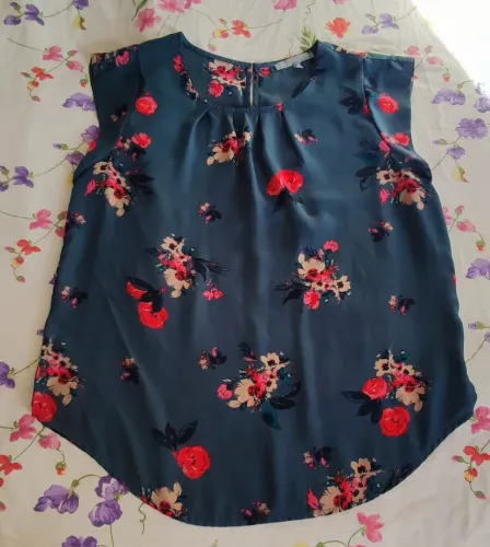 Blusa azul com estampa florida