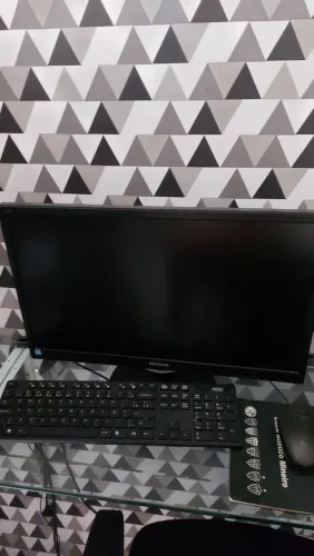 Monitor de computador e teclado