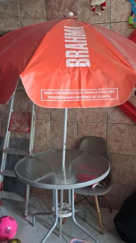 Mesa para área de lazer com espaço para guarda sol