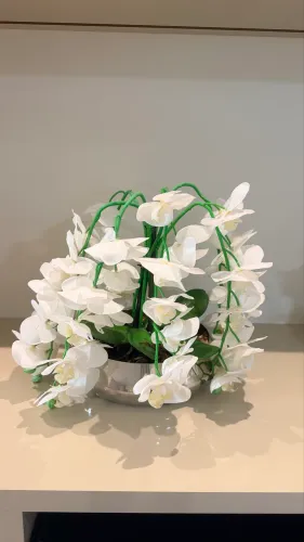 VASO DECORATIVO COM ORQUÍDEAS BRANCAS