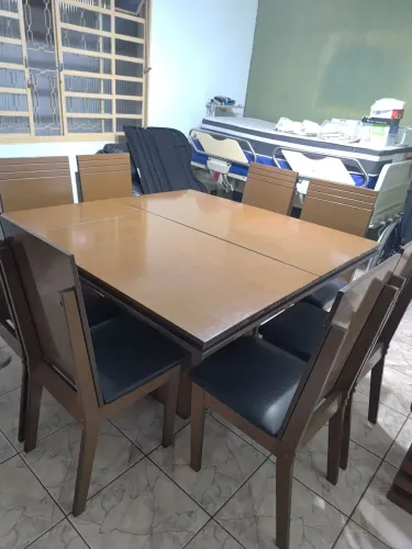 Vende jogo de sala de jantar (Novíssimo, retirar no local)