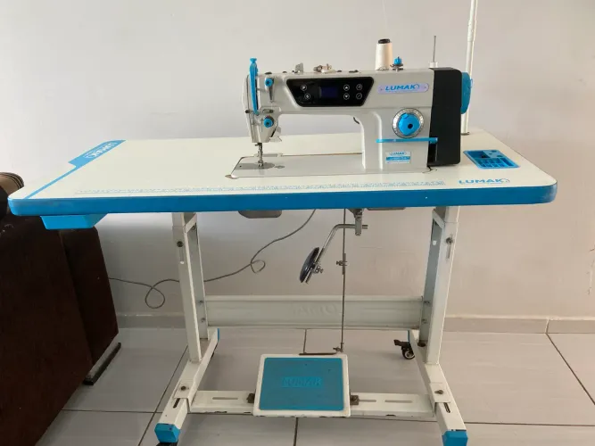 Maquina de Costura Industrial reta 220v Lumak com pedal