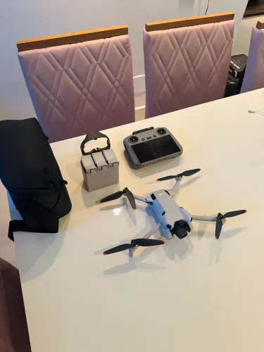 Drone DJI Mini 4 Pro com tela + Fly more combo + Cartão de memória Sandisk Extreme Pro 