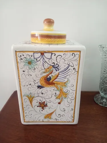 Vaso em Porcelana com pintura oriental.