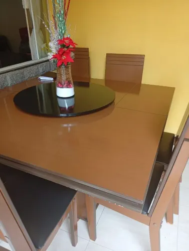 Vendo mesa com 6 cadeira com tampão