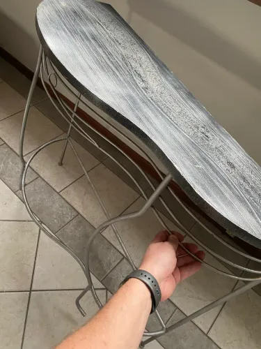 Aparador decorativo prateado com estrutura de metal