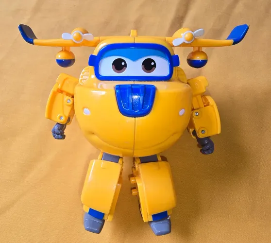 Boneco Super Wings  Donie avião amarelo