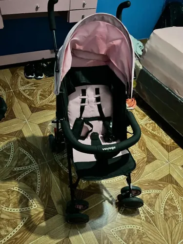 Carrinho de bebê Voyage na cor rosa e preto.