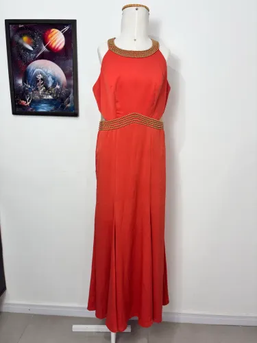 vestido de festa laranja com bordados dourados p/m