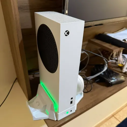 Xbox Séries S 512 + Base carregadora e controle a Bateria (troco)