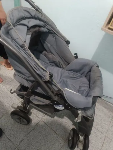 Vende-se Carinho e bebê conforto *