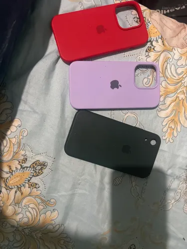 Vendo essas três capinha duas são do iPhone 14 Pro é a outra é do XR