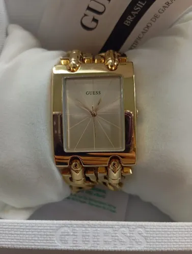 Relógio feminino Guess quadrado - R$750,00