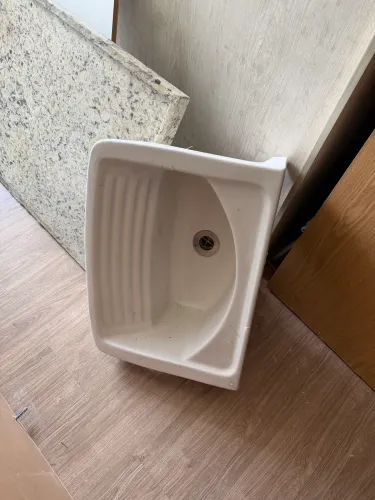 Tanque de louça com coluna