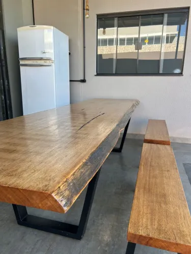 Mesa de madeira rústica 