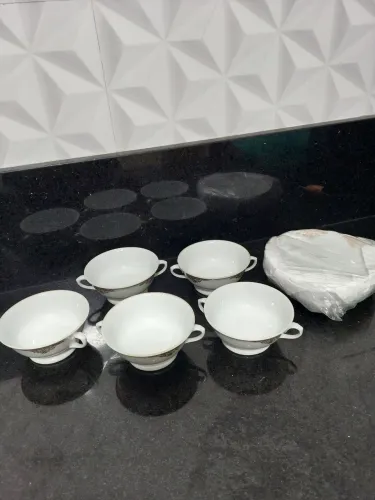 Jogo de xícaras de porcelana real com detalhes dourado 
