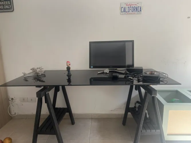 Mesa de vidro com cavalete de madeira preto 