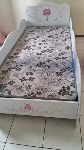 Cama de Criança com enfeite de carrossel de princesa Vendo Tudo Bota-fora