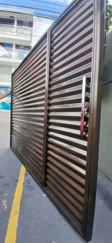 Portão 3x2 com porta social e pouxador de inox